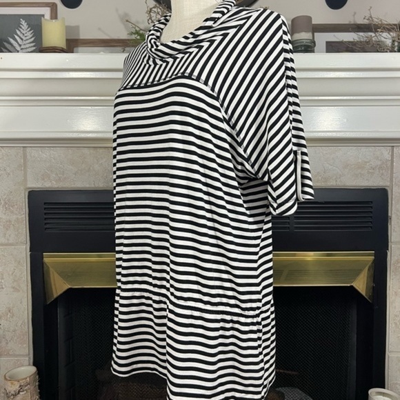 ST.JOHN Luxury Viscose Black And White Striped Tunic Top With Cowl Neck - Picture 4 of 16